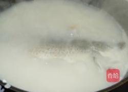 金针肥牛鲫鱼煲的做法图解3