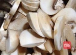 蘑菇木耳乌骨鸡汤的做法图解2