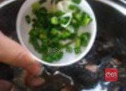 黑木耳鸡肝汤的做法图解3