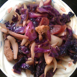 紫包菜洋葱小炒腊肠肉片的做法[图]