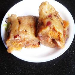 传统蛋黄五香咸肉粽子的做法[图]