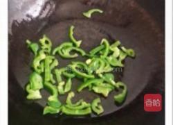 青椒炒鱼丸的做法图解2