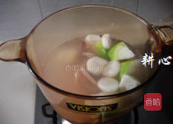 青萝卜马蹄鱿鱼汤的做法图解3