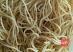 骨汤虾皮胡萝卜面的做法图解1