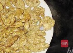 糖霜桃仁的做法图解3