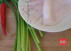 蒜薹炒鱿鱼的做法图解1