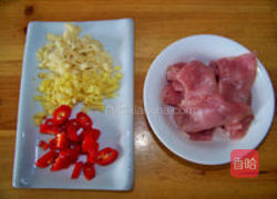 家常五彩荤素小炒的做法图解1