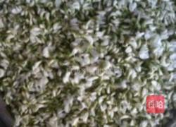 槐花煎饼的做法图解1