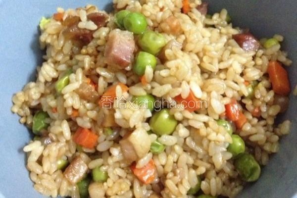 腊肉豌豆闷饭