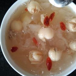 银耳莲子雪梨羹的做法[图]