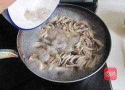 鲜菇虾仁西兰花的做法图解4
