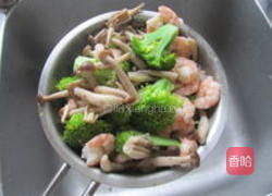 鲜菇虾仁西兰花的做法图解6