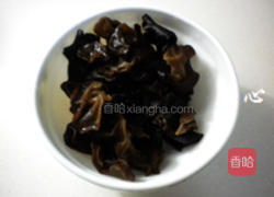 冬菜丝瓜炒木耳的做法图解3