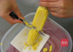 西红柿树蕃茄玉米沙拉配鳄梨酱的做法图解2