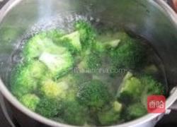 蚝油鱼子西兰花的做法图解1