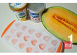 哈密瓜奶昔的做法图解1