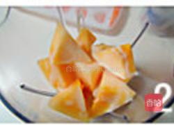 哈密瓜奶昔的做法图解2