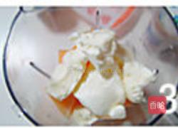 哈密瓜奶昔的做法图解3