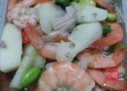 荸荠明虾炒毛豆的做法图解3