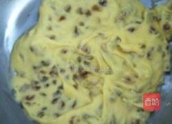 虎皮葡萄干奶酥面包的做法图解2