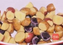 孜然欧芹烤鸡翅配五彩土豆的做法图解1