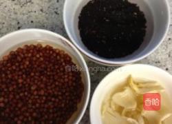 黑米红豆百合粥的做法图解1