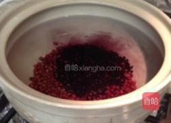 黑米红豆百合粥的做法图解2