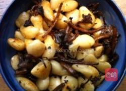 茶树菇炒年糕的做法图解1