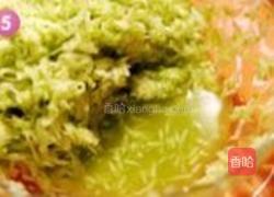 淡奶油咖喱西葫芦馅渐变煎饺的做法图解5
