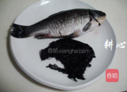 紫菜鲫鱼汤的做法图解1