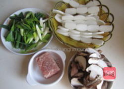 青蒜肉丝炒年糕的做法图解1