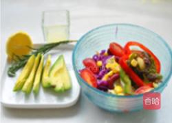 烤鸡胸肉粒牛油果彩蔬沙拉的做法图解3