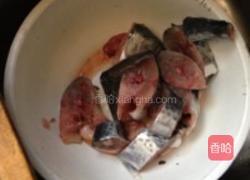 鲅鱼炖蒜薹的做法图解2