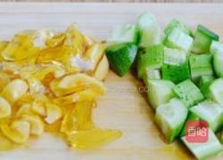 黄瓜拌变蛋的做法图解3