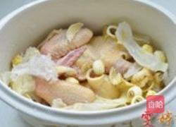 白莲茶树菇乳鸽汤的做法图解3