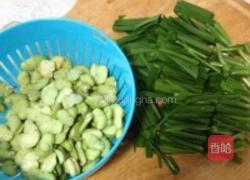蚕豆米炒韭菜的做法图解1