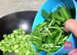 蚕豆米炒韭菜的做法图解3