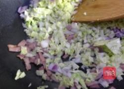 土豆泥卷心菜洋葱培根春卷饼的做法图解3