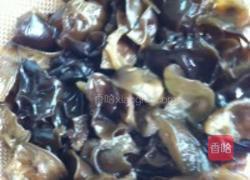 香菜凉拌黑木耳的做法图解1