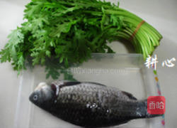 茼蒿鲫鱼汤的做法图解1