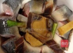 火腿蒸鳗鱼的做法图解1