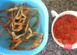 黄花菜蒸鳄鱼肉的做法图解1