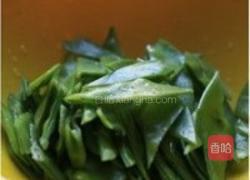 橄菜四季豆炒年糕的做法图解2