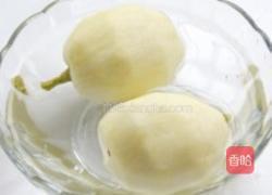 桃胶炖原梨的做法图解3