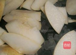 桃胶枸杞雪梨水的做法图解2
