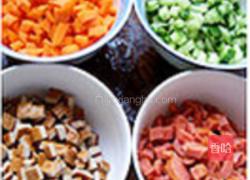 五彩香炒饭的做法图解1