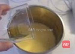 淋酱巧克力树莓蛋糕卷的做法图解2