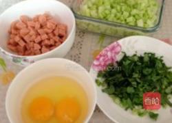 自创鸡蛋香菜火腿肠炒饭的做法图解1