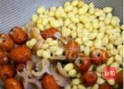 红枣桂圆豆浆的做法图解1