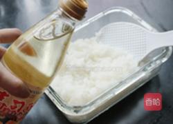 表情海鲜饭团的做法图解1